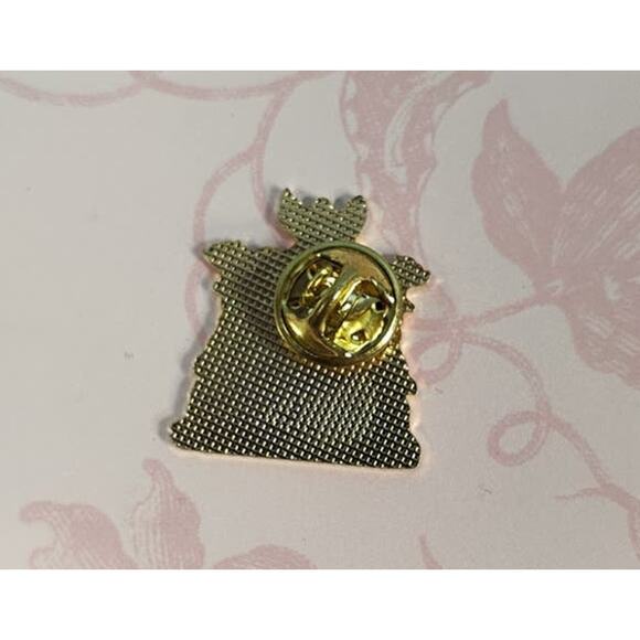 Peace River Coat of Arms Alberta Canada Travel Souvenir Pin for a Hat or Jacket - Picture 2 of 3